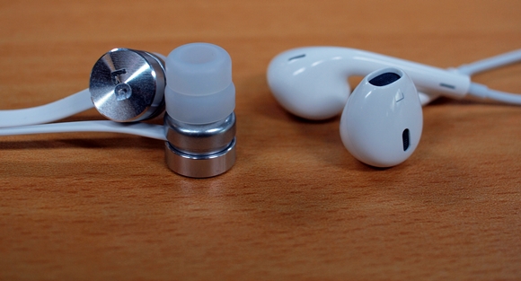 LG의 새 번들 이어폰 '쿼트비트(Quatbeat, 왼쪽)'와 애플의 새 번들 이어폰 '이어팟(EarPods, 오른쪽)'. 