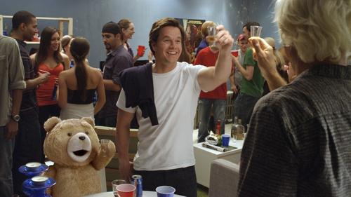  술과 약물에 쩔어 사는 테드와 여자친구와의 파티보다는 테드와 자신의 어릴때 우상 셈 존스와 파티가 더 좋은 존. 