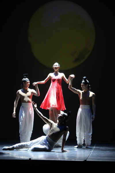 정혜진의 '달'. 둥근 달에 강강술래를 연상시키는 안무, 춘향전(가운데 붉은 옷, 김지영) 같은 남녀간의 사랑이 한국무용과 발레의 접목으로 잘 표현되었다. 