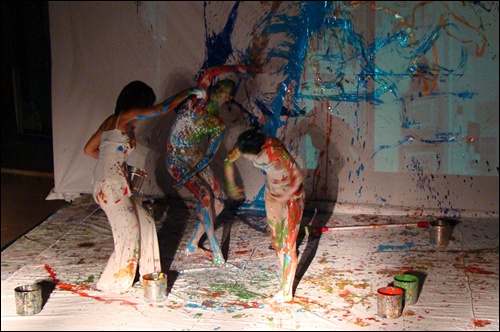 배달래의 바디페인팅. 흰 벽면과 바닥, 그들의 몸에 색들이 더해져 예술로 승화되었다.