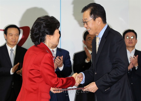 박근혜 새누리당 대선후보가 지난해 10월 여의도 당사에서 권영세 종합상황실장에게 임명장을 수여하고 있다.