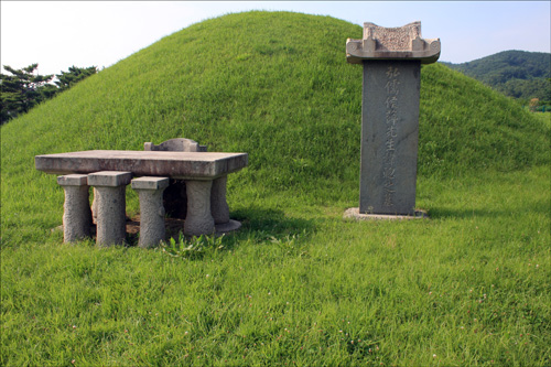 설총의 묘소로 추정되는 경주 명활산성 뒤편(진평왕릉쪽)의 오래된 무덤