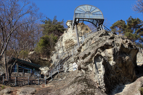 원효와 설총 부자가 대를 이어 기거했던 것으로 알려지는 골굴암. 우리나라에서는 보기드문 천연 석굴 불교 유적이다. 이곳의 마애불은 보물 581호로 지정되어 있다.