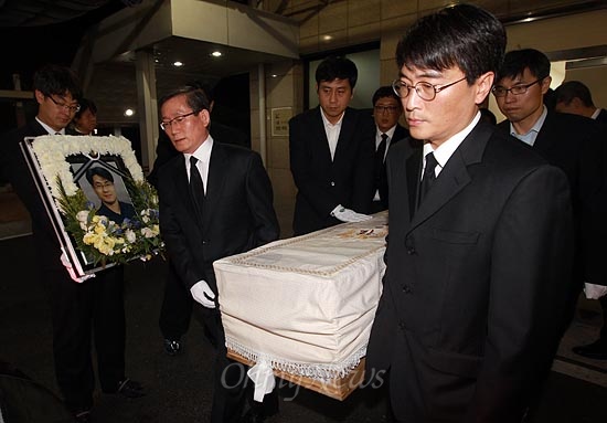  3일 오전 서울 서초구 가톨릭대 서울성모병원 장례식장에서 열린 고 김영균 <오마이뉴스>기자 발인식에서 고인의 영정과 운구 행렬이 노제가 열리는 상암동 회사로 향하고 있다.