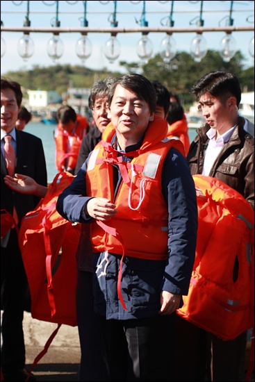 안철수 후보가 태풍피해 지역인 송도마을을 가기 위해 승선하기에 앞서 구명재킷을 입고 있다.