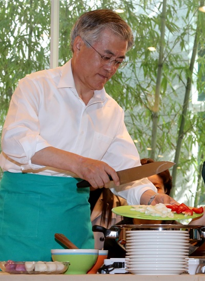 민주통합당 문재인 대선후보가 3일 서울시 마포구 서교동의 인문카페 창비에서 열린 여심(女心)잡기 간담회에서 온라인 여성모임 회원들에게 줄 요리를 직접 하고 있다.