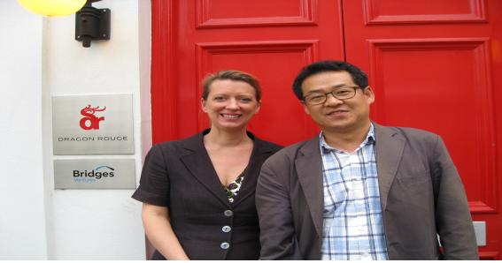 영국 브릿지벤처스 사무실 앞에서 공동창업자 미셀(Michele)과 함께(2012.5.29일 방문)
