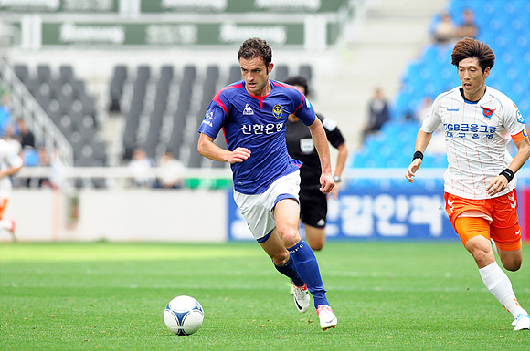  3일 인천축구전용경기장에서 열린 인천유나이티드와 대구FC '현대오일뱅크 K리그 2012' 34라운드 경기에서 인천 소콜이 드리볼을 하고 있다.