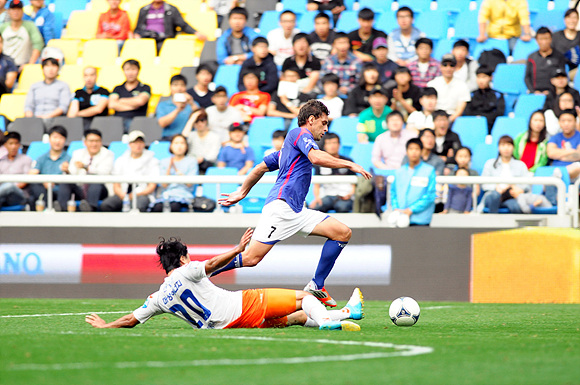  3일 인천축구전용경기장에서 열린 인천유나이티드와 대구FC '현대오일뱅크 K리그 2012' 34라운드 경기에서 인천 이보가 돌파를 하고 있다.