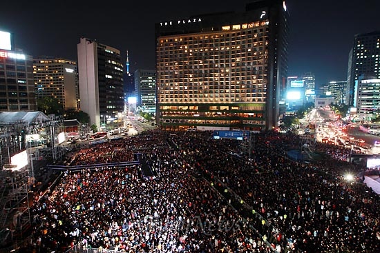  4일 오후 강남스타일 노래와 말춤으로 국제적인 스타가 된 싸이(본명 박재상)의 무료공연이 예정된 서울광장에 수만명의 시민들이 모여 공연 시작을 기다리고 있다.
