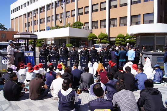  4일 오전 민주노총 대구본부 임성열 본부장이 긴급체포돼 중부경찰서로 연행되자 민주노총 소속 조합원들과 시민단체 관계자들이 중부경찰서 앞에서 경찰들과 대치하며 면회를 요구하고 있다.