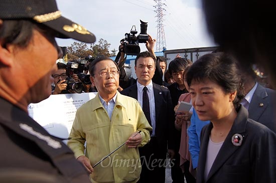 박근혜 새누리당 대선 후보가 지난 27일 폭발사고가 난 구미 국가산단 4단지의 휴브글로벌 ㅗㅇ장을 찾아 현황을 듣고 있다.