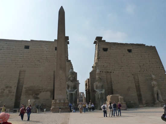 룩소르 신전의 전면 모습이다. 람세스 2세의 좌상이 보이고, 오벨리스크 한 개가 우뚝 서 있다. 오른쪽에는 오벨리스크 기단만 보이는데, 바로 그 위에 있던 오벨리스크가 현재 파리 콩코드 광장에 있다.