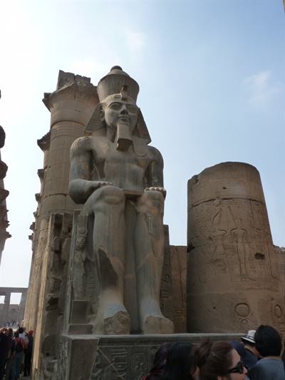 룩소르 신전 내의 람세스 2세의 좌상이다. 오른쪽 다리 곁에는 그의 아내 네페르타리가 있다.