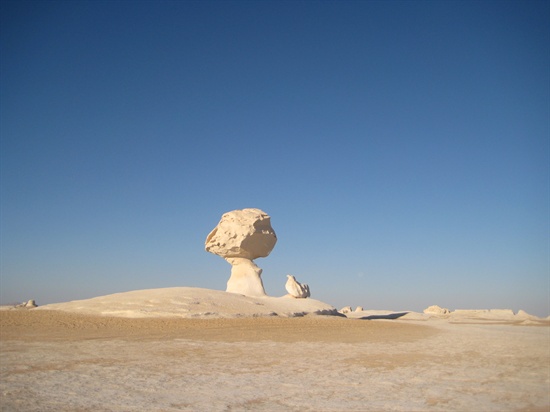 바하리야 백사막의 모습, 석회암이 마치 버섯 같다. 그 앞에 있는 조그만 바위는 버섯을 바라보는 매와 같다.