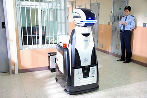 지난 3월 서울 코엑스에서 열린 '아시아교정포럼 국제회의 2012'에서 SMEC가 소개한 로봇 교도관 실물.