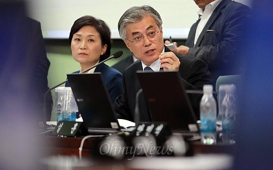  문재인 민주통합당 대선후보가 5일 오전 경기도 정부과천청사에서 열린 국회 기획재정위원회 기획재정부 국정감사에 참석해 박재완 기획재정부 장관에게 질의하고 있다.