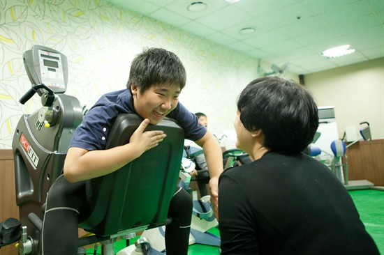 쌍둥이지만 서로 다른 특성을 보이는 한결이와 한길이