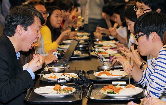  안철수 무소속 대선후보가 5일 전북 완주군 우석대학교에서 특별강연을 마친뒤 학생들과 함께 구내식당에서 점심 식사를 하고 있다.