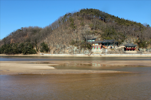 대야성 성터가 경남 합천의 황강 너머로 보이는 풍경. 백제 장군 윤충의 공격을 받아 이곳 성주였던 김품석이 전사한 곳이다. 김품석은 김춘추의 사위였다.