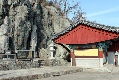  선도산 정상 턱밑의 성모사. 성모사 왼쪽의 거대한 암벽에 7m나 되는 마애불이 새겨져 있는 것이 보인다.