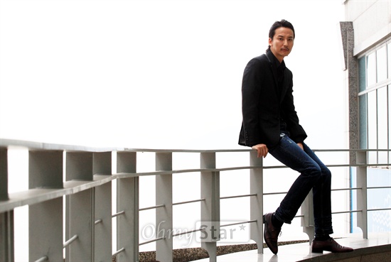  다큐멘터리 영화 <앙상블>로 제작자 도전에 나선 배우 김남길이 5일 오후 부산 해운대 한화리조트에서 인터뷰에 앞서 포즈를 취하고 있다.