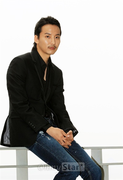  다큐멘터리 영화 <앙상블>로 제작자 도전에 나선 배우 김남길이 5일 오후 부산 해운대 한화리조트에서 인터뷰에 앞서 포즈를 취하고 있다.