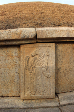 김유신 묘의 호석은 유례가 없을 만큼 단단하게 세워져 있고, 십이지신상도 흠결없이 뚜렷하다.