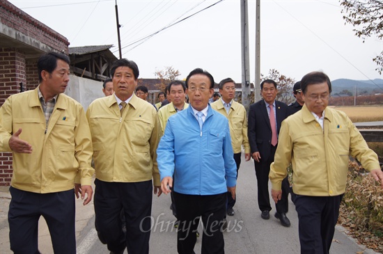  김관용 경북도지사가 남유진 구미시장과 송필각 경북도의회 의장과 함께 산동면 봉산리 일대의 피해지역을 둘러보고 있다.