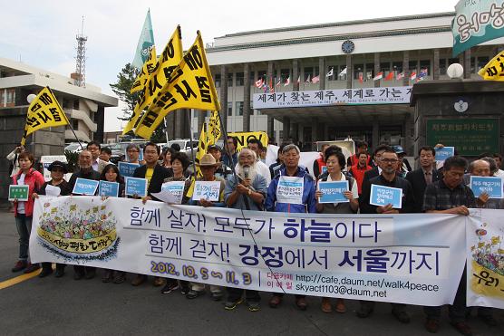 2012 생명평화대행진 출정식이 제주도청에서 열렸던 가운데, 문정현 신부가 발언을 하고 있다.