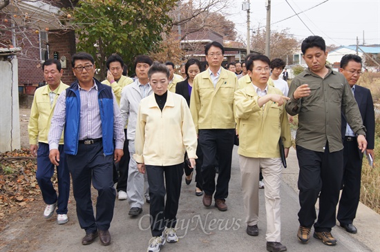  유영숙 환경부장관이 6일 오후 불산가스 유출로 피해를 입은 구미시 산동면 봉산리 일대의 피해지역을 돌아보고 있다.