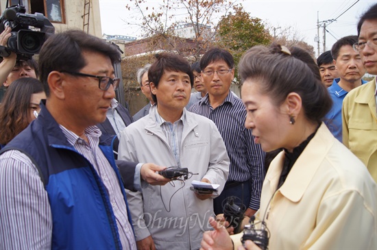  유영숙 환경부장관이 구미 불산가스 피해지역인 산동면 봉산리를 찾아 주민들로부터 설명을 듣고 있다.