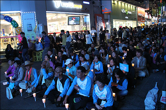 6일 저녁 광주 금남로에서 가진 촛불집회에는 200명이 넘는 심들이 '스카이'와 함께 아픔을 나눴다.