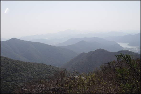 산과 산이 겹쳤습니다. 산수화로 그리면 어떤 작품이 나올까요?