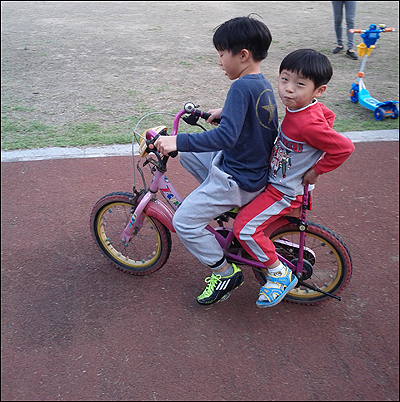 형아 뒤에 타고 다니던 둘째 아이. 이 사진을 찍고 나서 약 30분 후, 둘째아이는 두발 자전거 홀로서기에 완벽하게 성공했습니다.