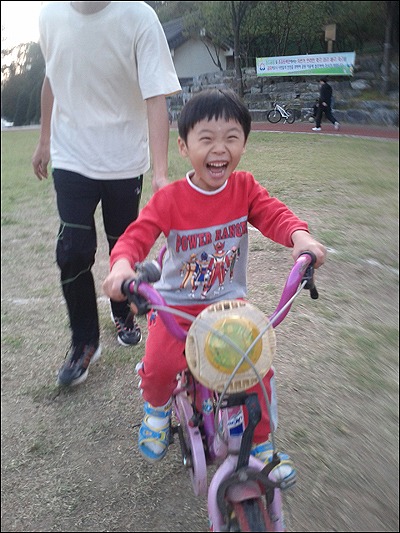 "손 놓았다"라고 말해주자 둘째아이가 세상을 다 가진 듯 기뻐하는 표정을 지으며 두발 자전거를 타고 있습니다. 