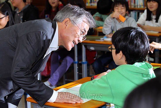  8일 성남 분당구 보평초등학교를 방문한 문재인 민주통합당 대선후보가 일일 보조교사로 수업에 참여하며 학생들에게 인사하고 있다.