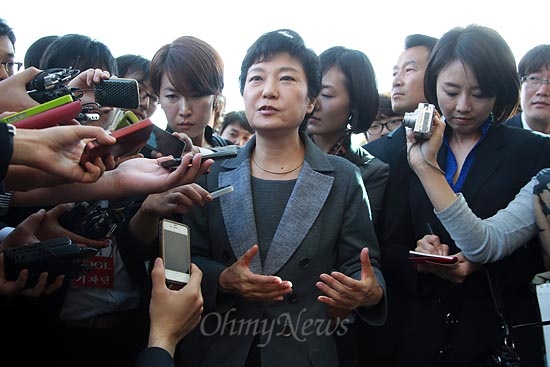 박근혜 새누리당 대선후보가 8일 오후 대전 카이스트에서 '과학인들과의 간담회'를 마치고 나오며 취재진들에게 둘러싸여 당내 쇄신 요구에 대한 입장을 밝히고 있다.