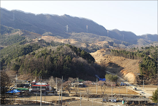 홍천군 동막리 골프장 공사 현장(2012년 3월). 공사로 허연 등을 드러내고 있는 장락산 산등성이.
