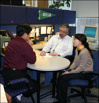 나라(NARA)에서 아키비스트 보이런(중앙) 말을 듣고 있는 이도영 박사(왼편, 오른편은 재미유학생 이선옥씨)