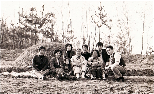 1974년 11월 같은 장소에서 찍은 가족사진. 어른 8명 중 4분은 돌아가셨다.  
