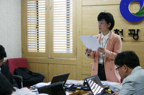 인천시의회 노현경 의원이 8일 오전 인천시청 기자회견실에서 ‘여교사 투서 관련 설문조사 결과’를 발표하고 있다.
