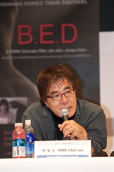  영화 <B.E.D>의 박철수 감독이 기자들의 질문에 답하고 있다.