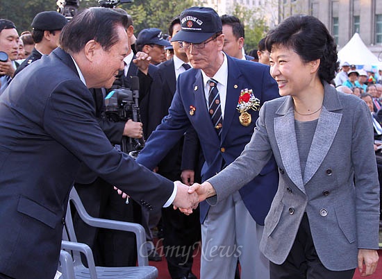  박근혜 새누리당 대선후보가 10월 8일 오후 서울광장에서 열린 대한민국 재향군인회 창설 60주년 향군의 날 기념행사에 참석해 이건개 무소속 대선후보와 인사하고 있다. (자료사진)