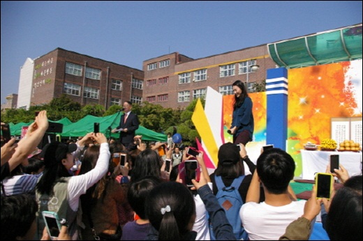 좋은벗들 통일체육축전 배우 신민아가 나타나자 일제히 핸드폰을 꺼내드는 사람들.