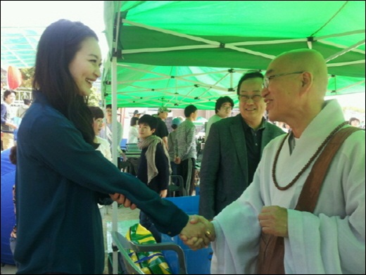 좋은벗들 통일체육축전 법륜스님과 악수 나누는 신민아. 법륜스님이 참 부럽네요.^^;; 