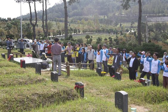 2012 생명평화대행진 참가자들이 광주 5·18 열사묘역에서 <임을 위한 행진곡>을 부르고 있다.