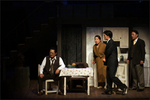 셀러리맨의 죽음을 열연하고 있는 전무송 연극배우와 대구시립극단의 배우들 모습