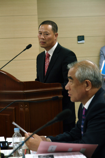 8일 열린 문화관광부에 대한 국정감사에 증인으로 출석한 주간지선정사협의회 이웅(해남신문대표이사) 회장이 지역신문발전기금의 확보의 시급성을 제기하고 있는 가운데 최광식 문화관광부 장관이 답변을 바라보고 있다.