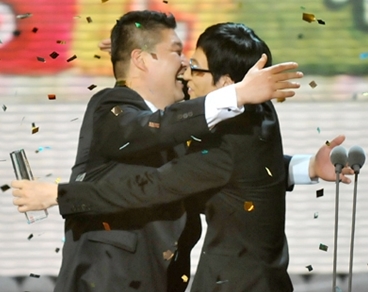  2010년 <MBC 연예대상>, 유재석이 강호동과 수상의 기쁨을 나누고 있다